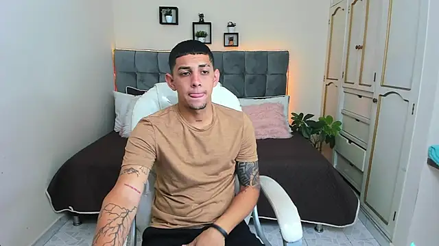 Snapshot of Alex_cute77 chatting on January 2025 12:22:01 PM Alex cute77 online show from January 2025 12:22:01 PM