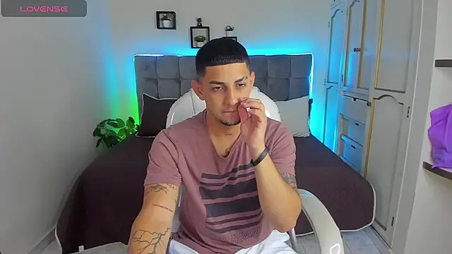 Snapshot of Alex_cute77 chatting on February 2025 12:12:01 PM Alex cute77 online show from February 2025 12:12:01 PM