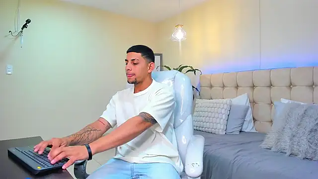 Snapshot of Alex_cute77 chatting on February 2025 12:22:02 PM Alex cute77 online show from February 2025 12:22:02 PM