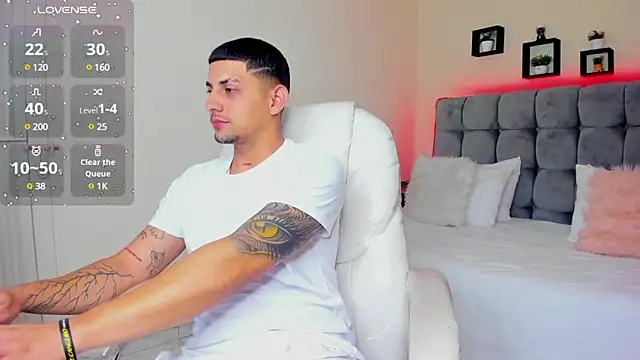 Snapshot of Alex_cute77 chatting on February 2025 12:14:02 PM Alex cute77 online show from February 2025 12:14:02 PM