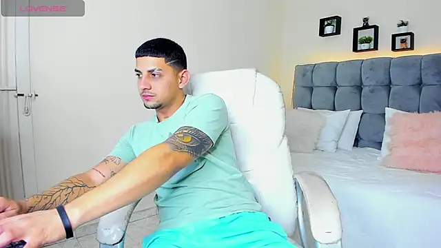 Snapshot of Alex_cute77 chatting on February 2025 12:31:01 PM Alex cute77 online show from February 2025 12:31:01 PM