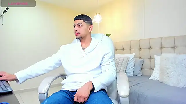 Snapshot of Alex_cute77 chatting on March 2025 12:23:02 PM Alex cute77 online show from March 2025 12:23:02 PM