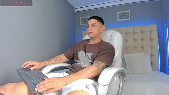 Snapshot of Alex_cute77 chatting on September 2025 12:41:02 PM Alex cute77 online show from September 2025 12:41:02 PM