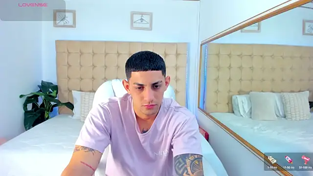 Snapshot of Alex_cute77 chatting on October 2025 12:33:01 PM Alex cute77 online show from October 2025 12:33:01 PM