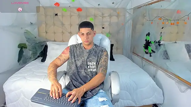 Snapshot of Alex_cute77 chatting on October 2025 12:02:01 PM Alex cute77 online show from October 2025 12:02:01 PM