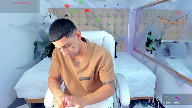 Snapshot of Alex_cute77 chatting on October 2025 12:04:02 PM Alex cute77 online show from October 2025 12:04:02 PM