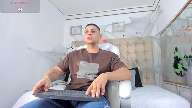 Snapshot of Alex_cute77 chatting on October 2025 10:48:01 AM Alex cute77 online show from October 2025 10:48:01 AM