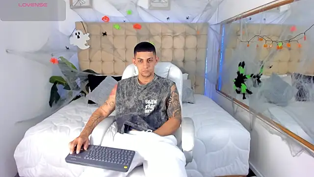 Snapshot of Alex_cute77 chatting on October 2025 12:08:02 PM Alex cute77 online show from October 2025 12:08:02 PM