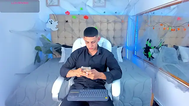 Snapshot of Alex_cute77 chatting on October 2025 11:29:01 AM Alex cute77 online show from October 2025 11:29:01 AM