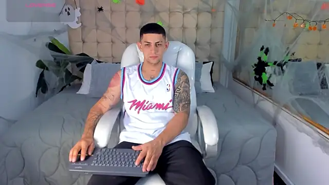 Snapshot of Alex_cute77 chatting on October 2025 11:45:02 AM Alex cute77 online show from October 2025 11:45:02 AM