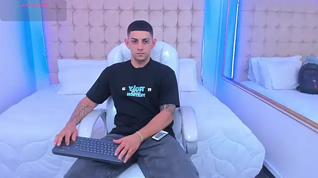 Snapshot of Alex_cute77 chatting on December 2025 11:52:01 AM Alex cute77 online show from December 2025 11:52:01 AM