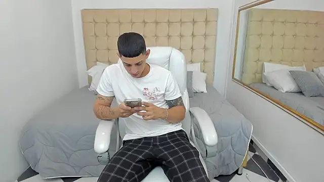 Snapshot of Alex_cute77 chatting on December 2025 11:36:02 AM Alex cute77 online show from December 2025 11:36:02 AM