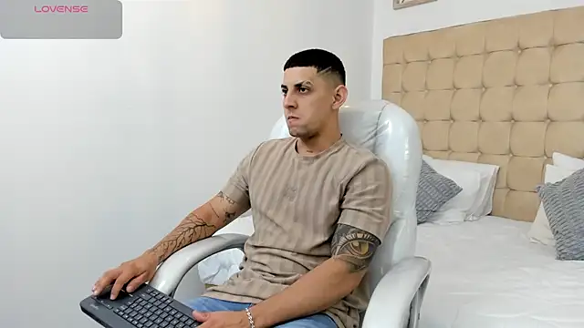 Snapshot of Alex_cute77 chatting on January 2026 12:31:01 PM Alex cute77 online show from January 2026 12:31:01 PM