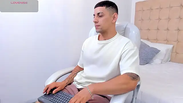 Snapshot of Alex_cute77 chatting on January 2026 12:51:02 PM Alex cute77 online show from January 2026 12:51:02 PM