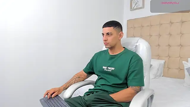 Snapshot of Alex_cute77 chatting on January 2026 12:51:01 PM Alex cute77 online show from January 2026 12:51:01 PM