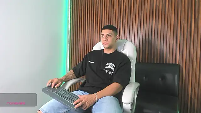 Snapshot of Alex_cute77 chatting on January 2026 12:40:02 PM Alex cute77 online show from January 2026 12:40:02 PM