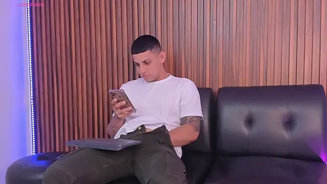 Snapshot of Alex_cute77 chatting on January 2026 12:31:02 PM Alex cute77 online show from January 2026 12:31:02 PM