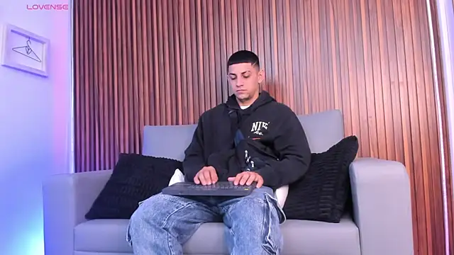 Snapshot of Alex_cute77 chatting on February 2026 11:36:01 AM Alex cute77 online show from February 2026 11:36:01 AM