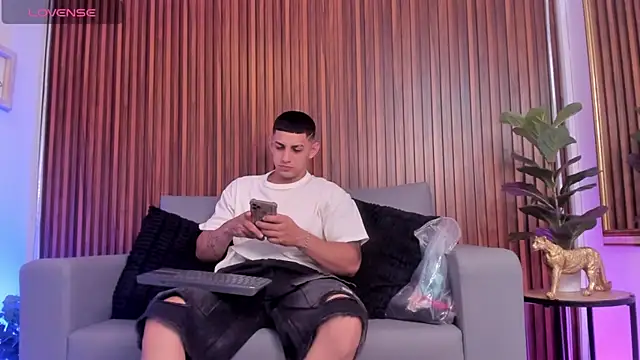 Snapshot of Alex_cute77 chatting on February 2026 12:25:01 PM Alex cute77 online show from February 2026 12:25:01 PM