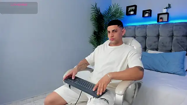 Snapshot of Alex_cute77 chatting on March 2026 12:10:02 PM Alex cute77 online show from March 2026 12:10:02 PM