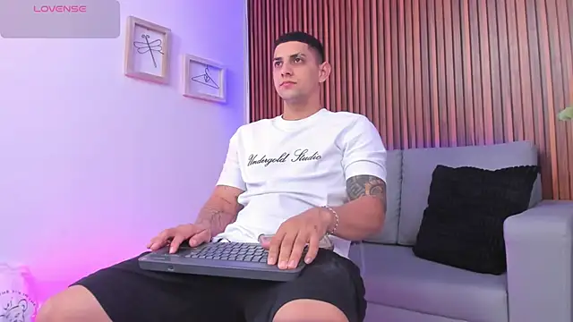 Snapshot of Alex_cute77 chatting on April 2026 12:16:02 PM Alex cute77 online show from April 2026 12:16:02 PM