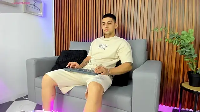 Snapshot of Alex_cute77 chatting on April 2026 12:21:01 PM Alex cute77 online show from April 2026 12:21:01 PM