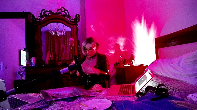 Snapshot of CharlotteVixxens chatting on October 2025 11:56:02 PM CharlotteVixxens online show from October 2025 11:56:02 PM