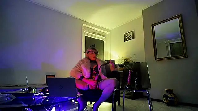 Snapshot of CharlotteVixxens chatting on November 2025 12:00:01 AM CharlotteVixxens online show from November 2025 12:00:01 AM