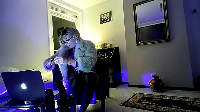 Snapshot of CharlotteVixxens chatting on December 2025 11:00:02 PM CharlotteVixxens online show from December 2025 11:00:02 PM