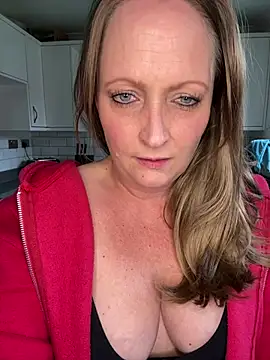 Snapshot of HoneyBluex chatting on April 2026 11:28:01 AM HoneyBluex online show from April 2026 11:28:01 AM