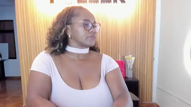 Snapshot of AliciaMiilf chatting on February 2025 03:08:01 AM AliciaMiilf online show from February 2025 03:08:01 AM