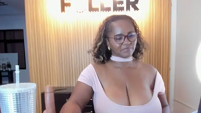 Snapshot of AliciaMiilf chatting on February 2025 06:08:02 AM AliciaMiilf online show from February 2025 06:08:02 AM