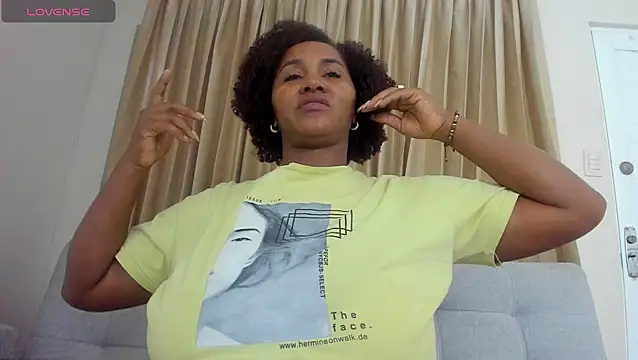 Snapshot of AliciaMiilf chatting on September 2025 10:46:02 PM AliciaMiilf online show from September 2025 10:46:02 PM