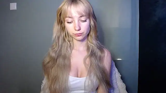 LuciaYoung online show from November 2025 07:30:02 AM