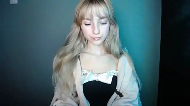 LuciaYoung online show from December 2025 01:17:04 PM