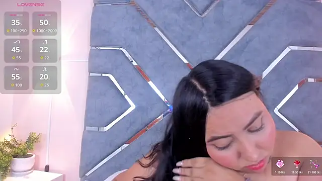 Snapshot of LucciaPorter chatting on October 2025 09:52:01 PM LucciaPorter online show from October 2025 09:52:01 PM