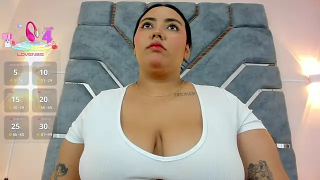 Snapshot of LucciaPorter chatting on November 2025 09:37:01 PM LucciaPorter online show from November 2025 09:37:01 PM