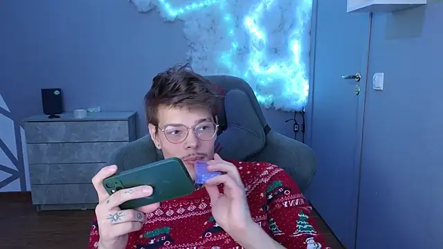 Snapshot of DENIS_HERE chatting on December 2024 06:13:01 PM DENIS HERE online show from December 2024 06:13:01 PM