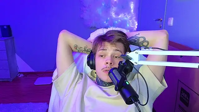 Snapshot of DENIS_HERE chatting on January 2025 02:20:02 AM DENIS HERE online show from January 2025 02:20:02 AM