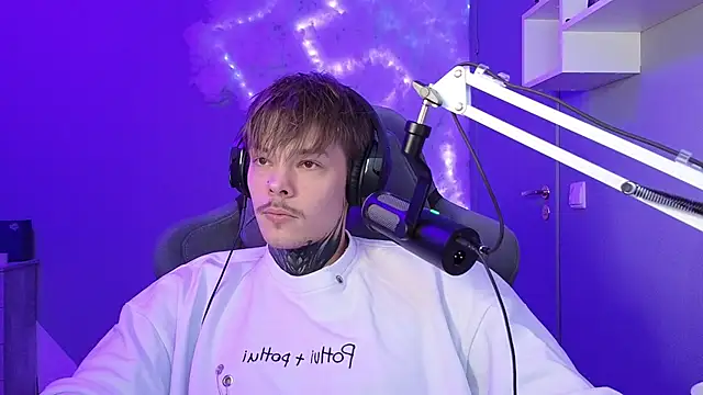 Snapshot of DENIS_HERE chatting on January 2025 05:15:02 PM DENIS HERE online show from January 2025 05:15:02 PM