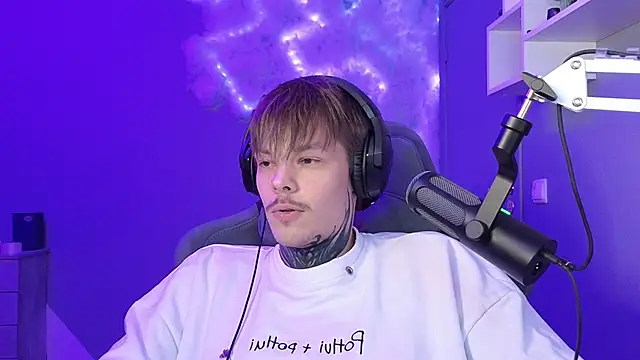 Snapshot of DENIS_HERE chatting on January 2025 02:19:02 AM DENIS HERE online show from January 2025 02:19:02 AM