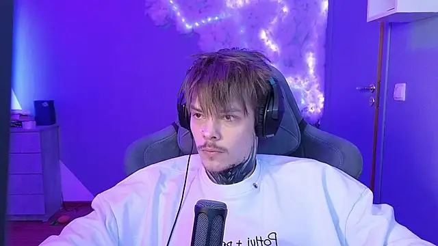 Snapshot of DENIS_HERE chatting on January 2025 09:13:02 AM DENIS HERE online show from January 2025 09:13:02 AM