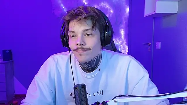 Snapshot of DENIS_HERE chatting on January 2025 05:13:01 AM DENIS HERE online show from January 2025 05:13:01 AM