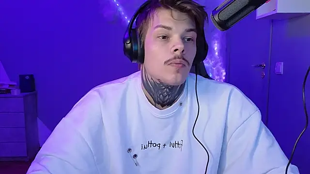 Snapshot of DENIS_HERE chatting on January 2025 07:51:02 AM DENIS HERE online show from January 2025 07:51:02 AM