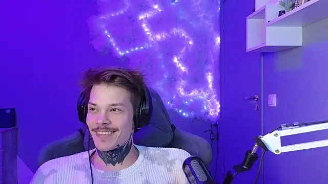 Snapshot of DENIS_HERE chatting on January 2025 03:58:01 PM DENIS HERE online show from January 2025 03:58:01 PM