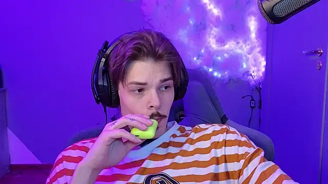 Snapshot of DENIS_HERE chatting on February 2025 12:18:01 AM DENIS HERE online show from February 2025 12:18:01 AM