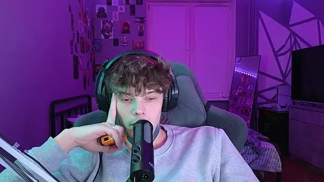 Snapshot of DENIS_HERE chatting on February 2025 08:50:02 PM DENIS HERE online show from February 2025 08:50:02 PM