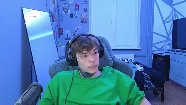 Snapshot of DENIS_HERE chatting on March 2025 06:55:01 PM DENIS HERE online show from March 2025 06:55:01 PM