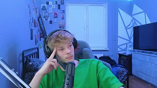 Snapshot of DENIS_HERE chatting on March 2025 08:37:02 PM DENIS HERE online show from March 2025 08:37:02 PM