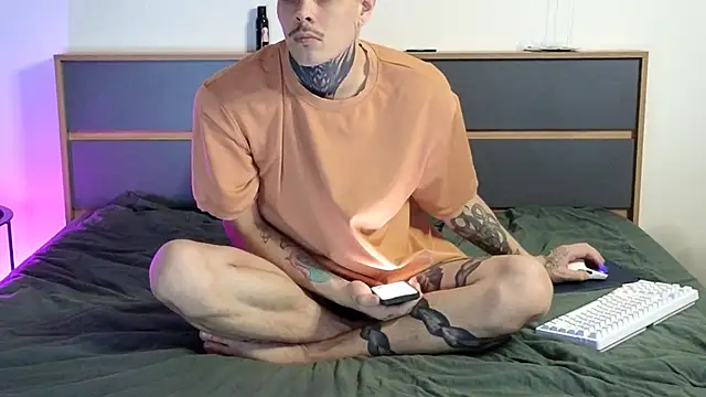 Snapshot of DENIS_HERE chatting on November 2025 06:07:02 PM DENIS HERE online show from November 2025 06:07:02 PM